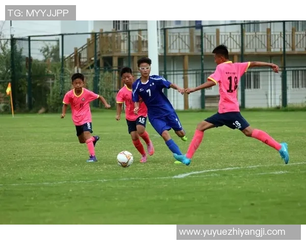 足球明星与小朋友亲密互动温馨瞬间展现童趣与运动激情